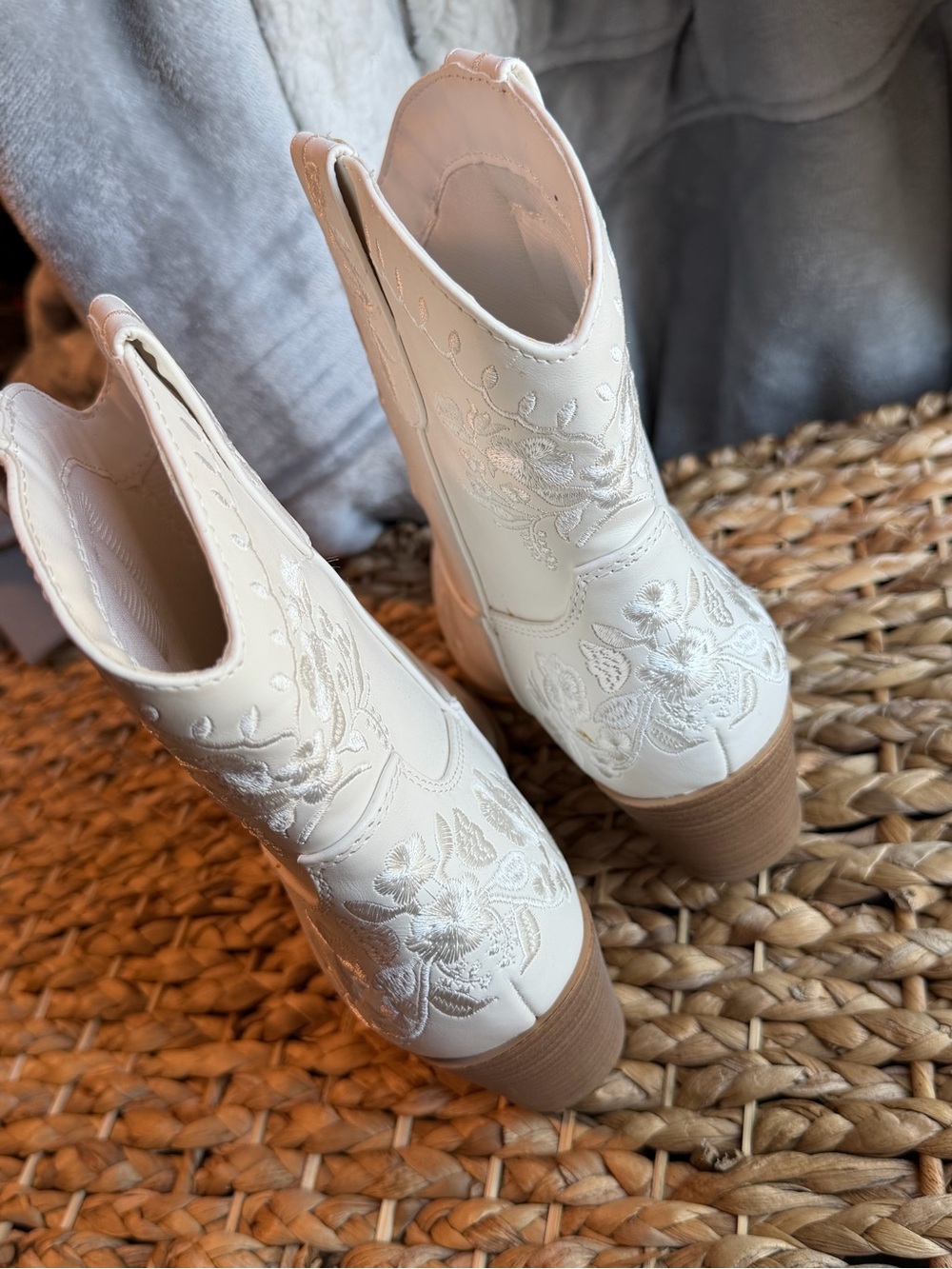 Soda Ivory Embroidered Western Boots - Picture 5 of 8
